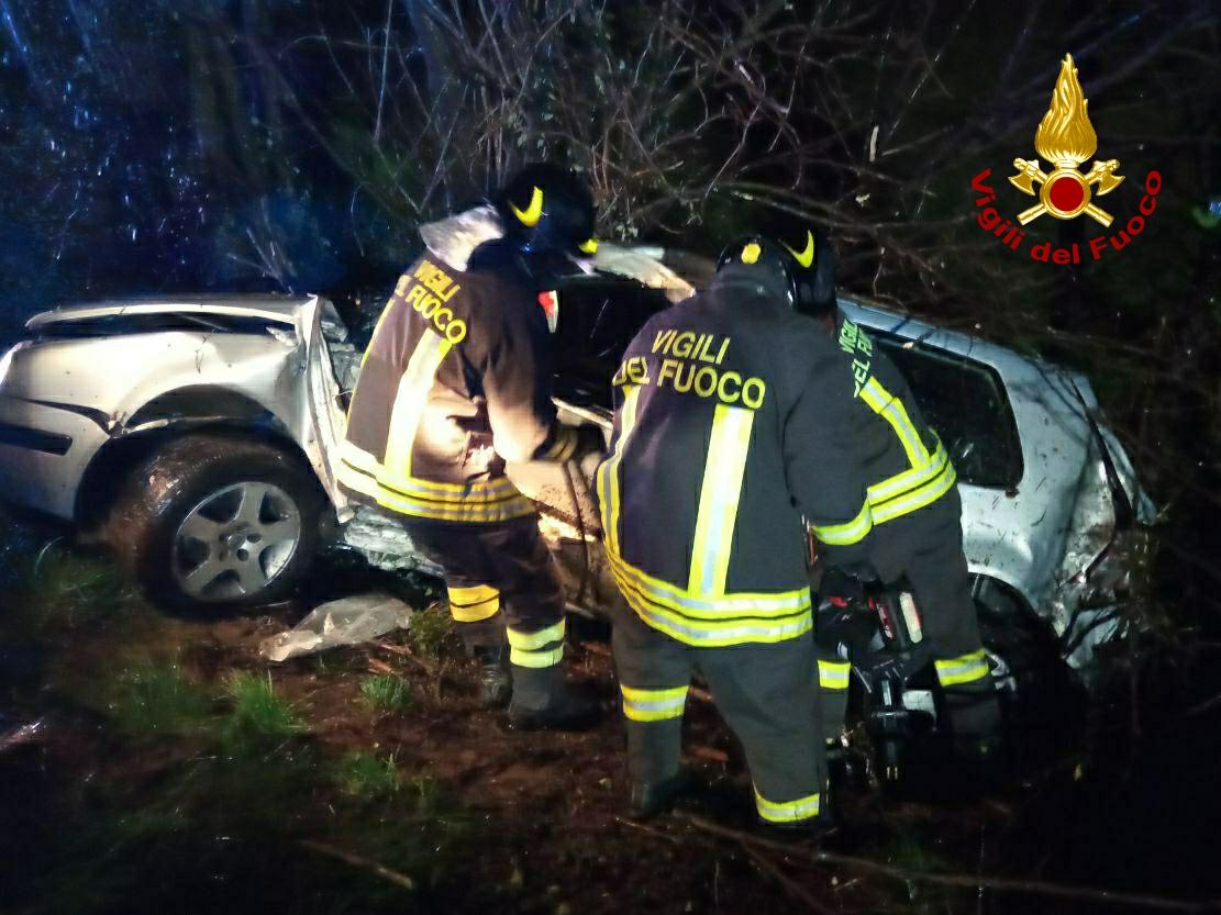 Immagine per Finisce fuoristrada a tarda notte e rimane incastrato nell'auto, ferito un uomo a Villesse